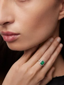 Anillo de oro blanco de 18K con esmeralda verde en talla octogonal de 1,67 cts y orla y brazo de 30 diamantes en talla brillante con un total de 0,43 cts