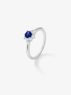 Anillo de oro blanco de 18K con zafiro azul royal en talla brillante de 0,38 cts y diamantes blancos en talla brillante de 0,28 cts