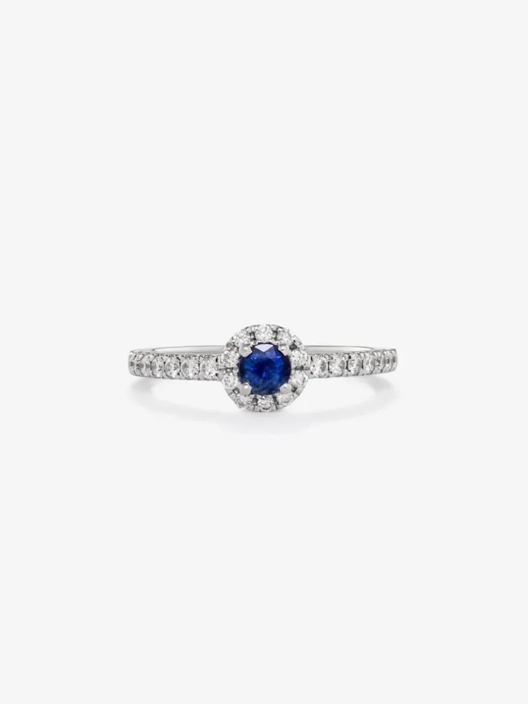 Anillo de oro blanco de 18K con zafiro azul en talla brillante de 0,4 cts y orla y brazo de 24 diamantes en talla brillante con un total de 0,3 cts