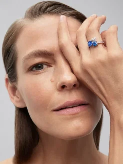 Anillo de oro blanco de 18K con 2 zafiros azules en talla octogonal con un total de 1,09 cts y 17 diamantes en talla brillante con un total de 0,16 cts