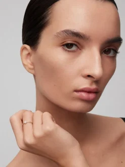 Anillo de oro blanco de 18K con roseta de 15 diamantes en talla brillante con un total de 0,09 cts