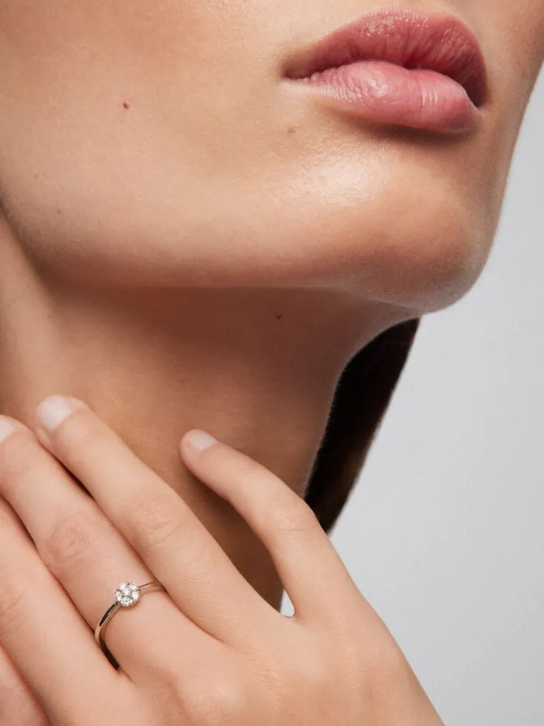 Anillo de oro blanco de 18K con roseta de 6 diamantes en talla brillante con un total de 0,17 cts