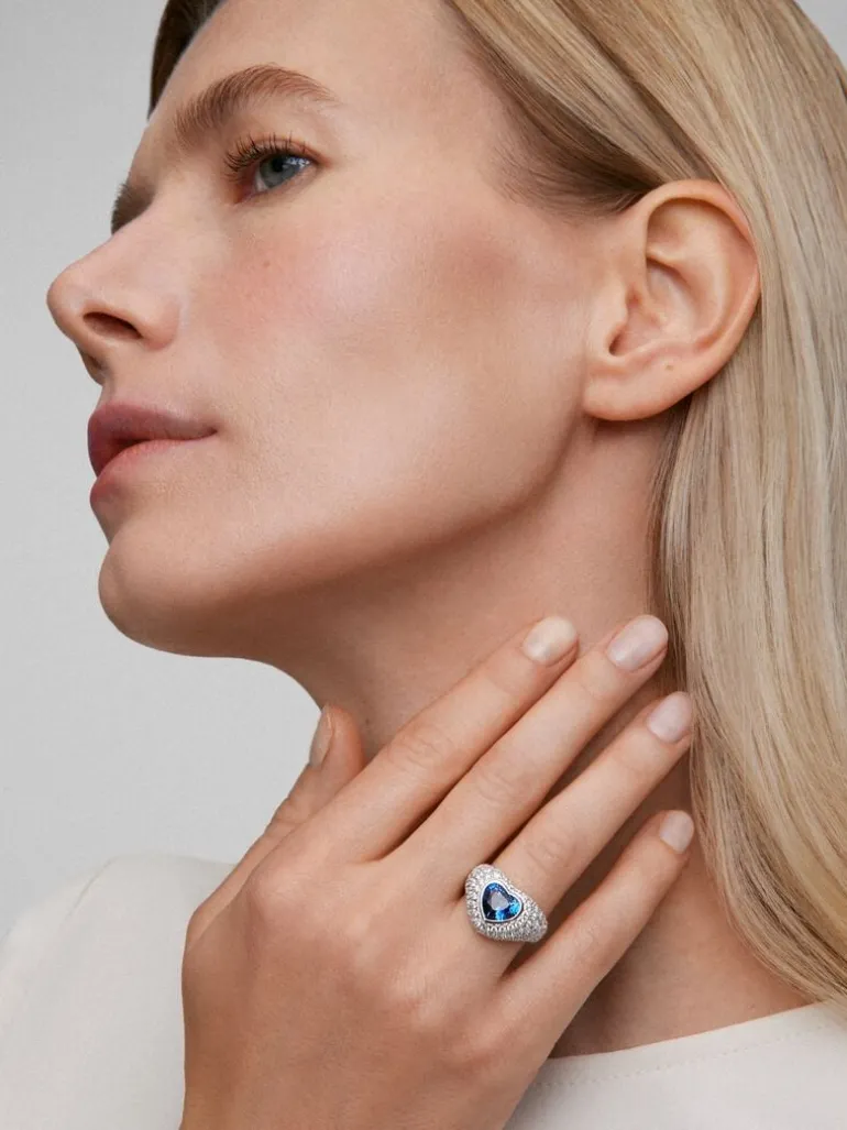 Anillo de oro blanco de 18K con pavé de diamantes blancos en talla brillante de 2,19 cts y zafiro azul en talla corazón de 3,47 cts