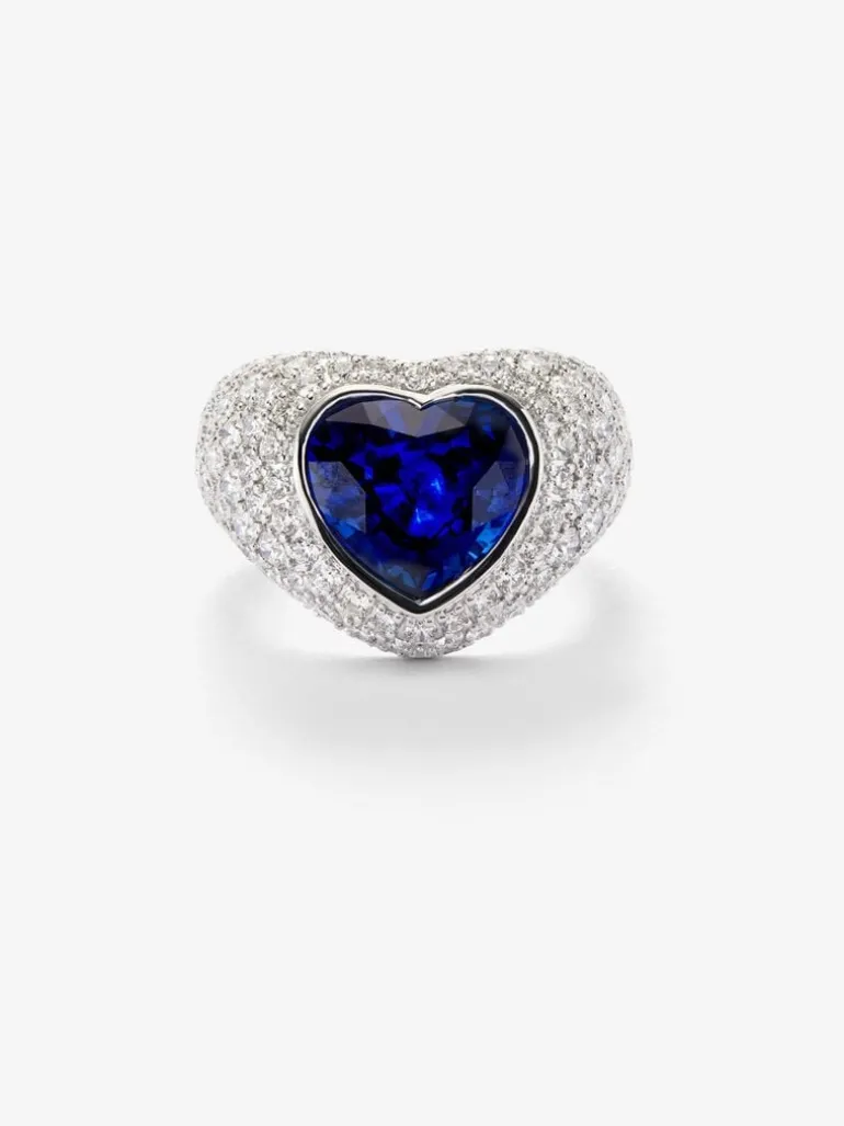 Anillo de oro blanco de 18K con 101 diamantes en talla brillante con un total de 2,22 cts y zafiro azul en talla corazón de 4,47 cts