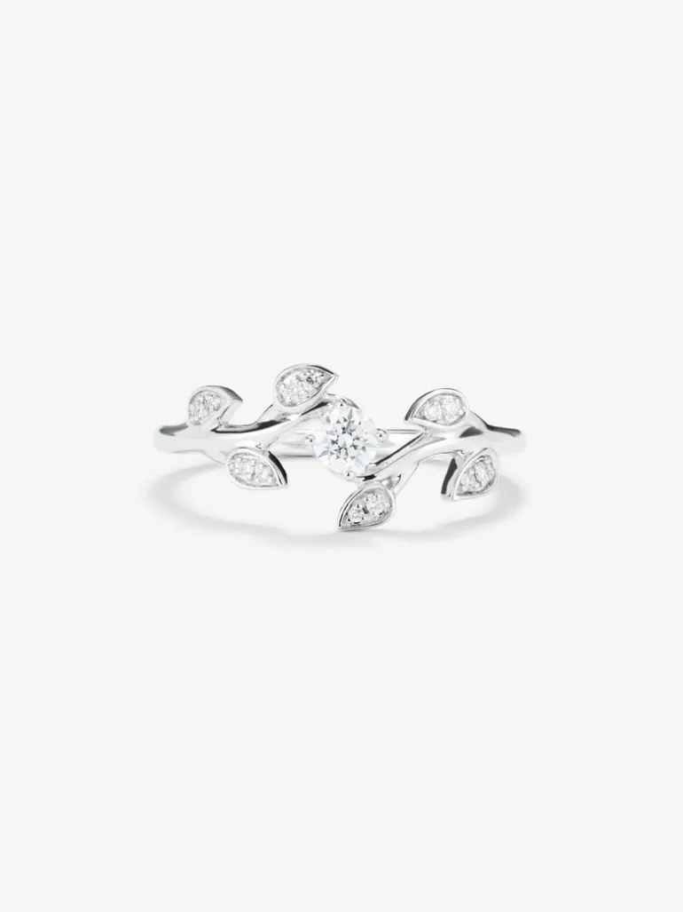 Anillo de oro blanco de 18K con 13 diamantes en talla brillante con un total de 0,19 cts