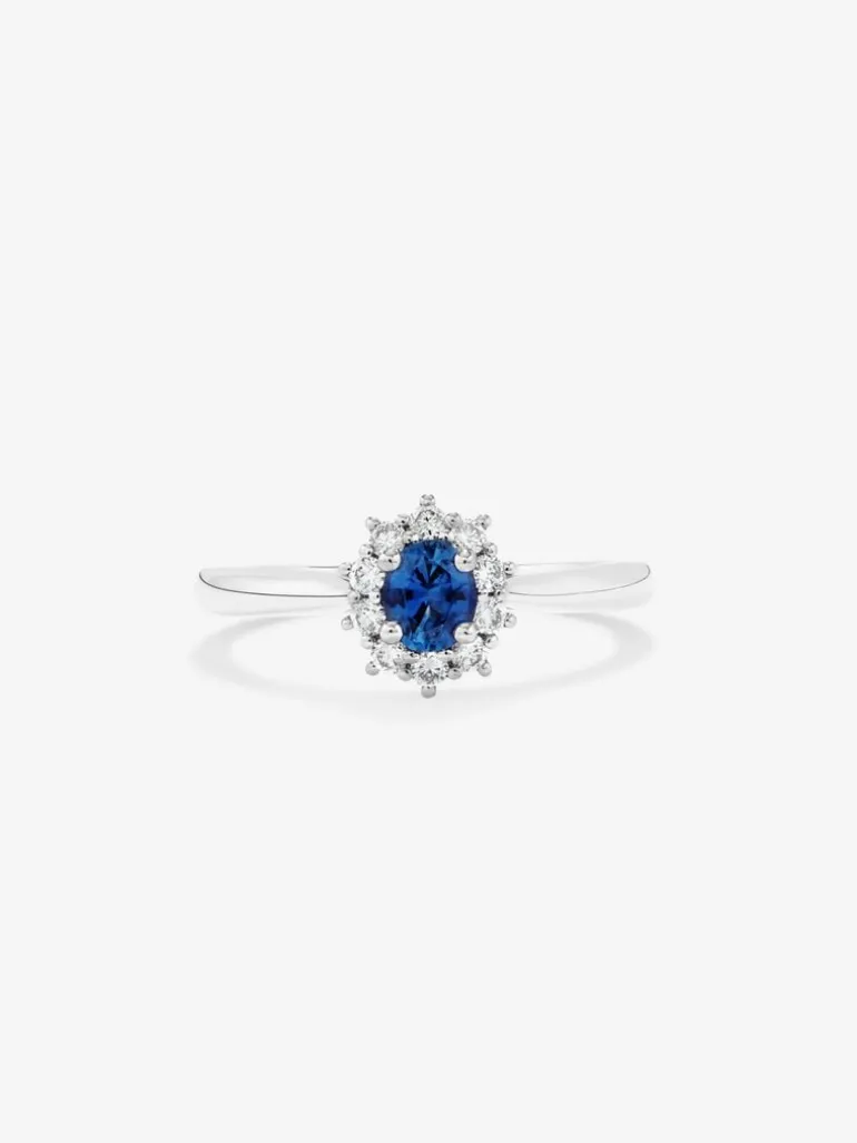 Anillo de oro blanco de 18K con zafiro azul en talla oval de 0,31 cts y diamantes en talla brillante con un total de 0,10 cts