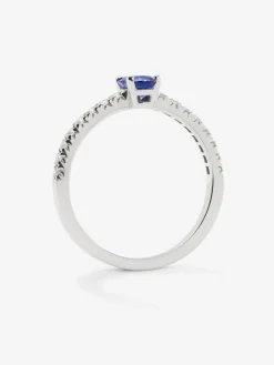 Anillo de oro blanco de 18K con zafiro oval de 0,63 cts y 16 diamantes en talla brillante con un total de 0,21 cts