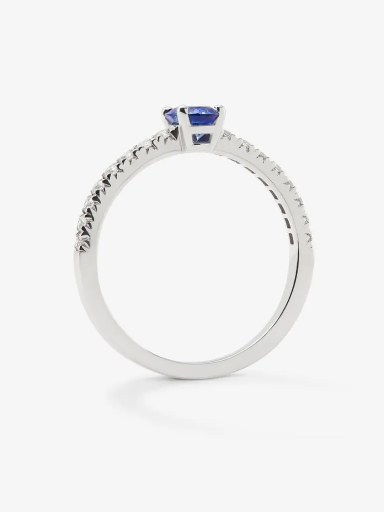 Anillo de oro blanco de 18K con zafiro oval de 0,63 cts y 16 diamantes en talla brillante con un total de 0,21 cts
