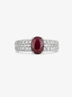 Anillo de oro blanco de 18K con rub&iacute; en talla oval de 0,52 cts y 52 diamantes en talla brillante con un total de 0,19 cts