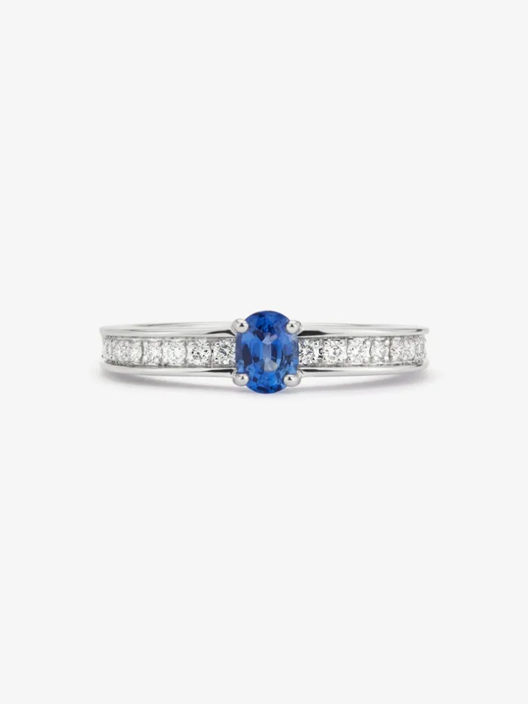 Anillo de oro blanco de 18K con zafiro azul en talla oval de 0,44 cts y 22 diamantes en talla brillante con un total de 0,16 cts
