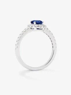 Anillo de oro blanco de 18K con zafiro azul en talla brillante de 1,07 cts y diamantes en talla brillante con un total de 0,40 cts