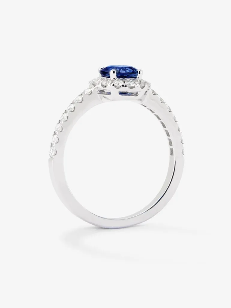 Anillo de oro blanco de 18K con zafiro azul en talla brillante de 1,07 cts y diamantes en talla brillante con un total de 0,40 cts