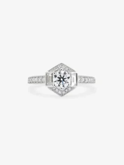Anillo de oro blanco de 18K con un diamante central en talla brillante de 0,5 cts; 2 en talla baguette con un total de 0,16 cts y 26 en talla brillante con un total de 0,21 cts