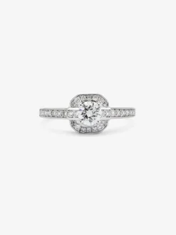 Anillo de oro blanco de 18K con un diamante en talla brillante central de 0,4 cts y 34 diamantes en talla brillante con un total de 0,24 cts