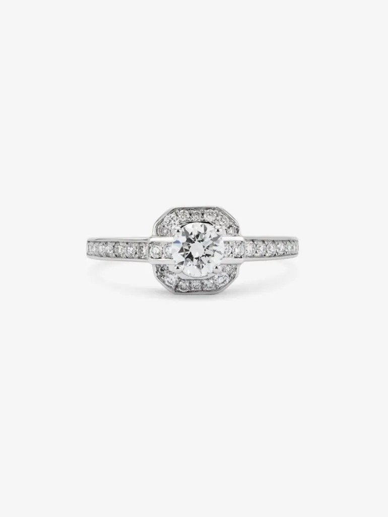 Anillo de oro blanco de 18K con un diamante en talla brillante central de 0,4 cts y 34 diamantes en talla brillante con un total de 0,24 cts