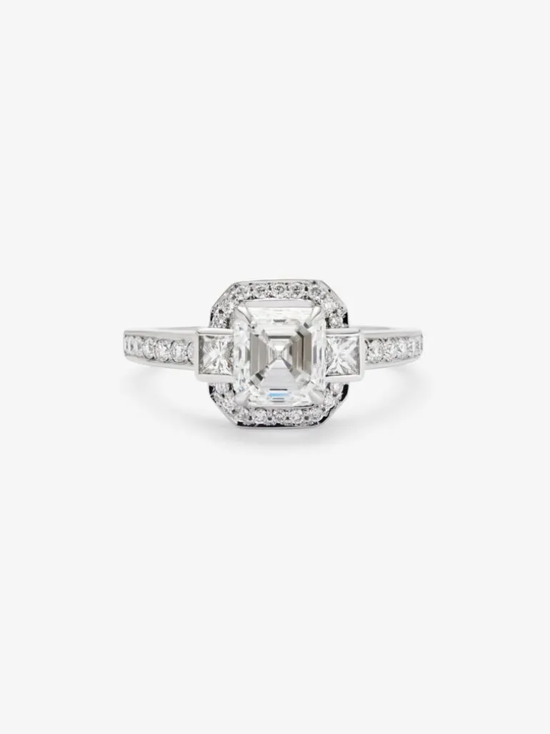 Anillo de oro blanco de 18K con diamante central en talla asscher de 1,51 cts, 2 diamantes en talla princesa con un total de 0,18 cts y 32 en talla brillante con un total de 0,26 cts