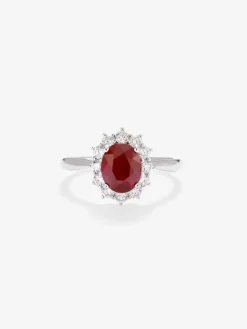 Anillo de oro blanco de 18K con rubí rojo vivid en talla oval de 1,58 cts y diamantes blancos en talla brillante de 0,34 cts