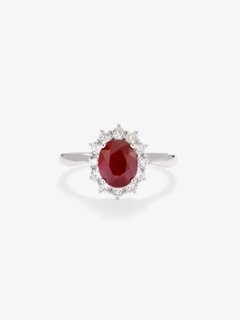 Anillo de oro blanco de 18K con rubí rojo vivid en talla oval de 1,58 cts y diamantes blancos en talla brillante de 0,34 cts