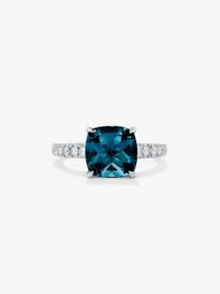 Anillo de oro blanco de 18K con topacio azul london en talla cushion de 3,8 cts y 12 diamantes en talla brillante con un total de 0,29 cts