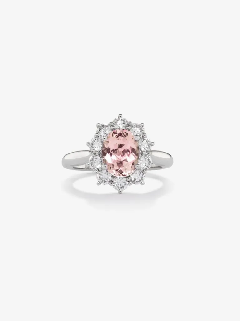 Anillo de oro blanco de 18K con morganita rosa en talla oval de 1,6 cts y 10 diamantes en talla brillante con un total de 0,96 cts