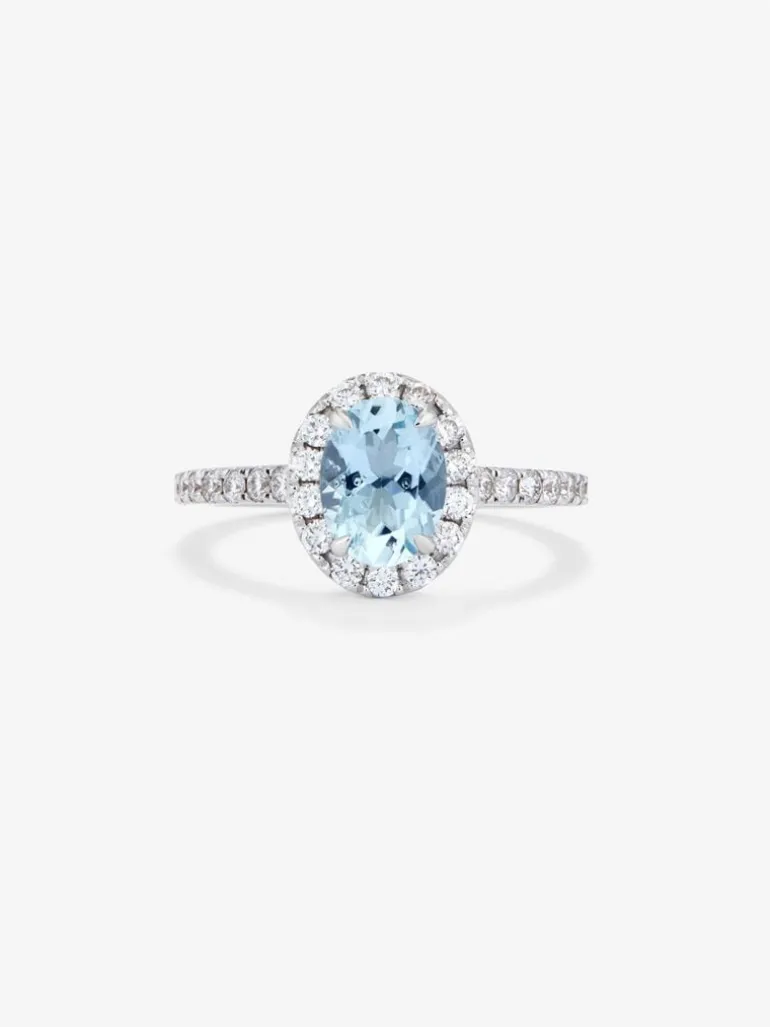 Anillo de oro blanco de 18K con aguamarina en talla oval de 1,6 cts y 32 diamantes en talla brillante con un total de 0,49 cts