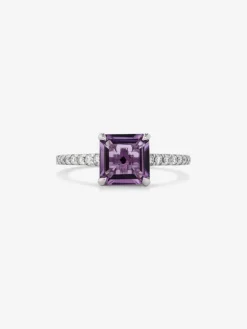 Anillo de oro blanco de 18K con amatista morada en talla radiant de 1,79 cts y 18 diamantes en talla brillante con un total de 0,18 cts