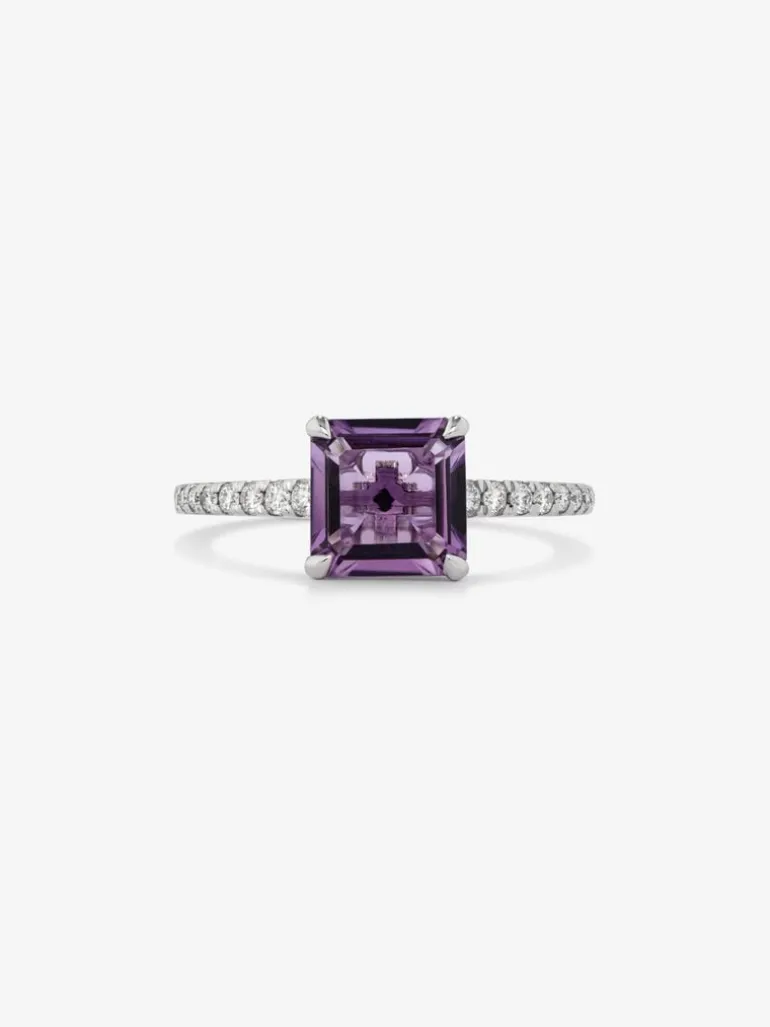 Anillo de oro blanco de 18K con amatista morada en talla radiant de 1,79 cts y 18 diamantes en talla brillante con un total de 0,18 cts