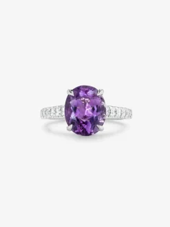 Anillo de oro blanco de 18K con amatista morada en talla oval de 3,51 cts y 14 diamantes en talla brillante con un total de 0,32 cts