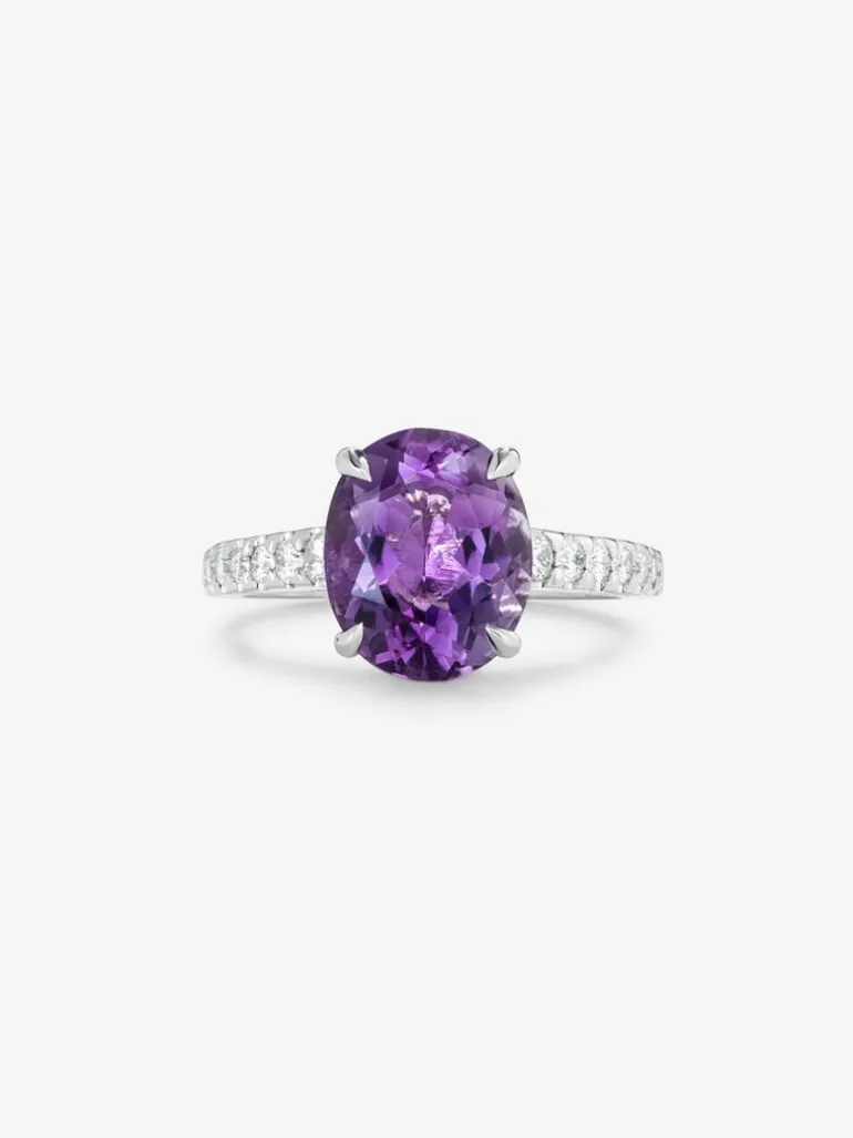 Anillo de oro blanco de 18K con amatista morada en talla oval de 4,35 cts y 12 diamantes en talla brillante con un total de 0,29 cts