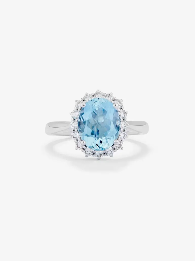 Anillo de oro blanco de 18K con aguamarina en talla oval de 4,29 cts y 16 diamantes en talla brillante con un total de 0,77 cts