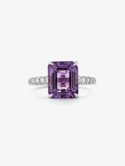 Anillo de oro blanco de 18K con amatista morada en talla esmeralda de 4,25 cts y 14 diamantes en talla brillante con un total de 0,32 cts