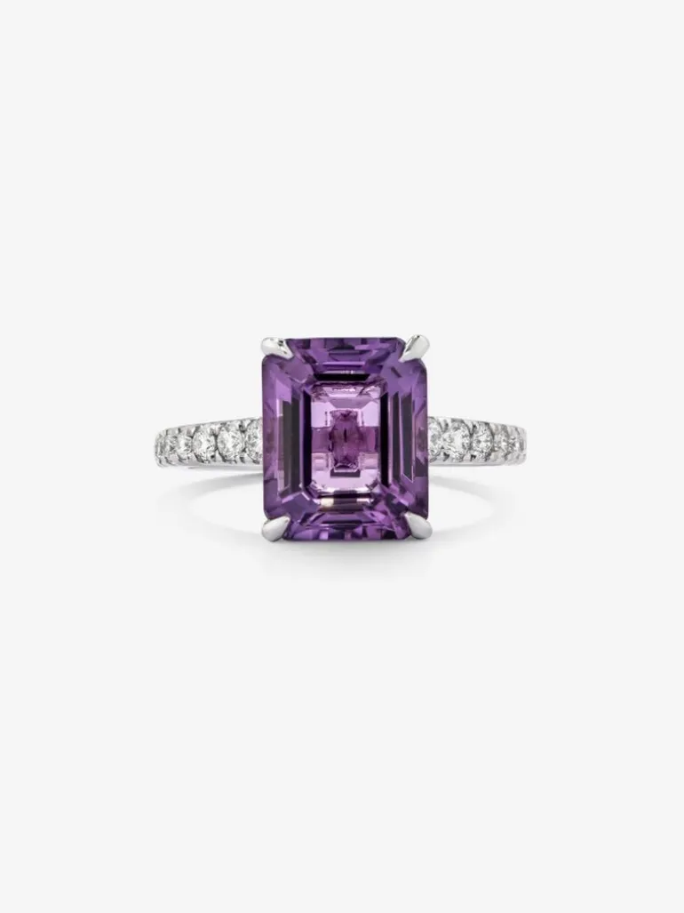 Anillo de oro blanco de 18K con amatista morada en talla esmeralda de 4,25 cts y 14 diamantes en talla brillante con un total de 0,32 cts
