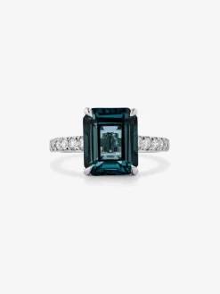 Anillo de oro blanco de 18K con topacio azul london en talla esmeralda de 4,25 cts y 14 diamantes en talla brillante con un total de 0,32 cts