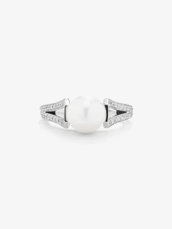 Anillo de oro blanco de 18K con perla akoya de 8mm y 60 diamantes en talla brillante con un total de 0,23 cts