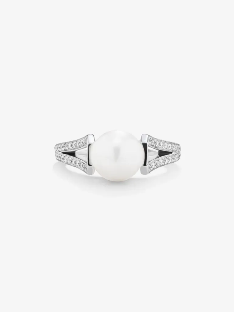 Anillo de oro blanco de 18K con perla akoya de 8mm y 60 diamantes en talla brillante con un total de 0,23 cts