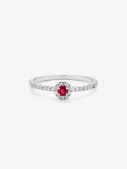 Anillo de oro blanco de 18K con rubí rojo en talla brillante de 0,1 cts y orla y brazo de 28 diamantes en talla brillante con un total de 0,2 cts