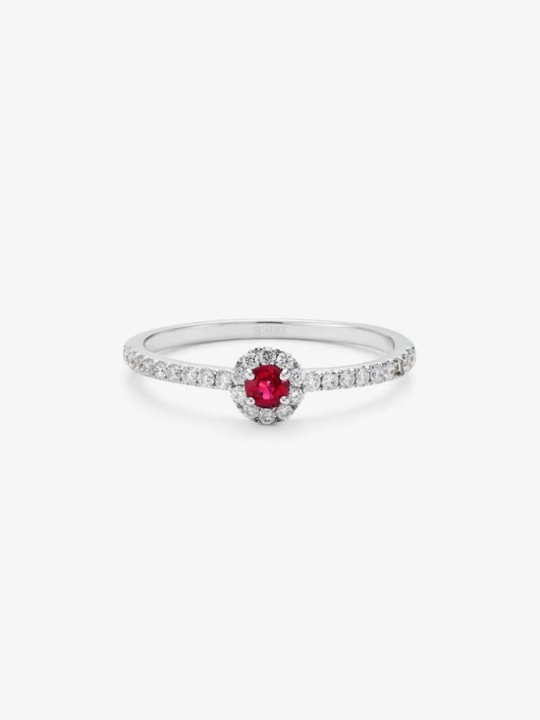 Anillo de oro blanco de 18K con rubí rojo en talla brillante de 0,1 cts y orla y brazo de 28 diamantes en talla brillante con un total de 0,2 cts
