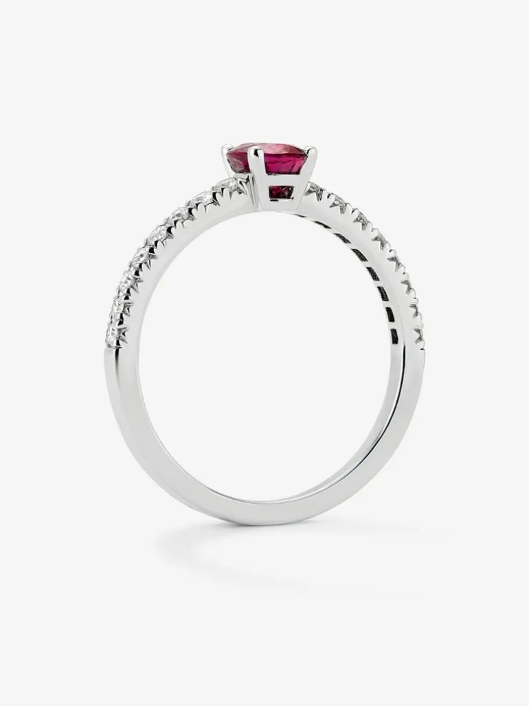 Anillo de oro blanco de 18K con rubí rojo en talla oval de 0,63 cts y 16 diamantes en talla brillante con un total de 0,22 cts