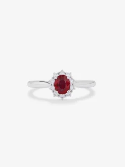 Anillo de oro blanco de 18K con rub&iacute; rojo vivid en talla oval de 0,53 cts y diamantes blancos en talla brillante de 0,18 cts