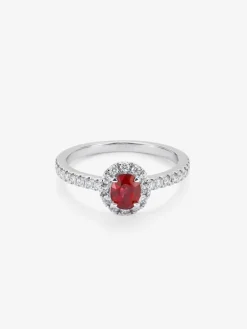 Anillo de oro blanco de 18K con rubí rojo intenso en talla oval de 0,52 cts y diamantes blancos en talla brillante de 0,29 cts
