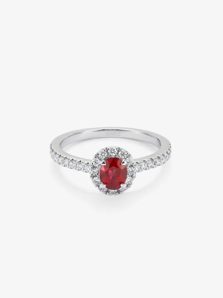Anillo de oro blanco de 18K con rubí rojo intenso en talla oval de 0,52 cts y diamantes blancos en talla brillante de 0,29 cts