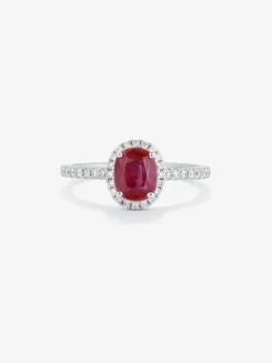 Anillo de oro blanco de 18K con rubí rojo intenso en talla oval de 0,68 cts y 30 diamantes en talla brillante con un total de 0,31 cts
