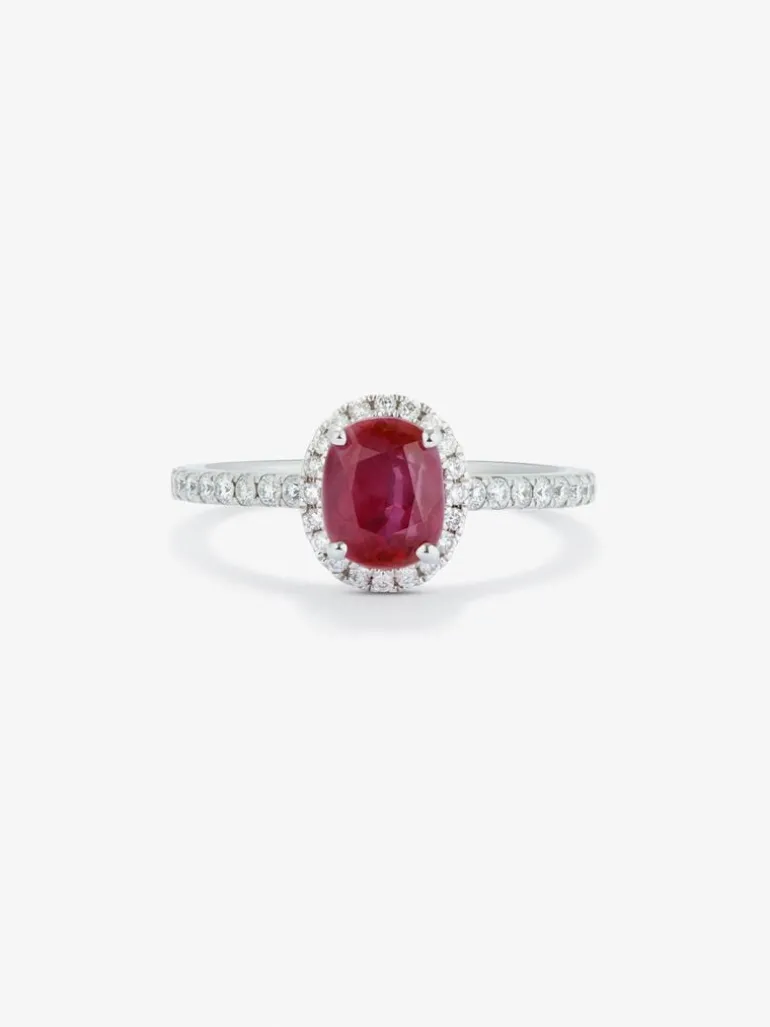 Anillo de oro blanco de 18K con rubí rojo intenso en talla oval de 0,68 cts y 30 diamantes en talla brillante con un total de 0,31 cts