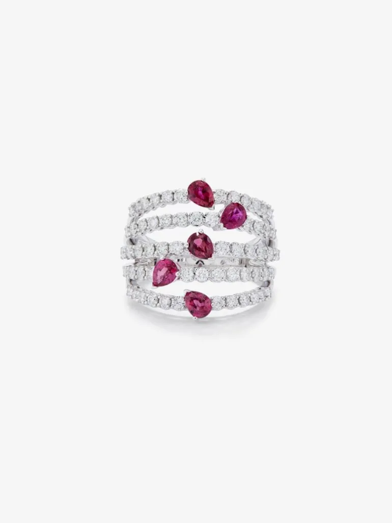 Anillo de oro blanco de 18K con 60 diamantes en talla brillante con un total de 1 cts y 5 rubíes rojos en talla pera con un total de 1,14 cts