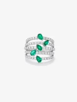 Anillo de oro blanco de 18K con 60 diamantes en talla brillante de con un total 1,02 cts y 5 esmeraldas verdes en talla pera con un total de 0,92 cts