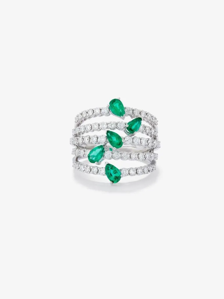 Anillo de oro blanco de 18K con 60 diamantes en talla brillante de con un total 1,02 cts y 5 esmeraldas verdes en talla pera con un total de 0,92 cts