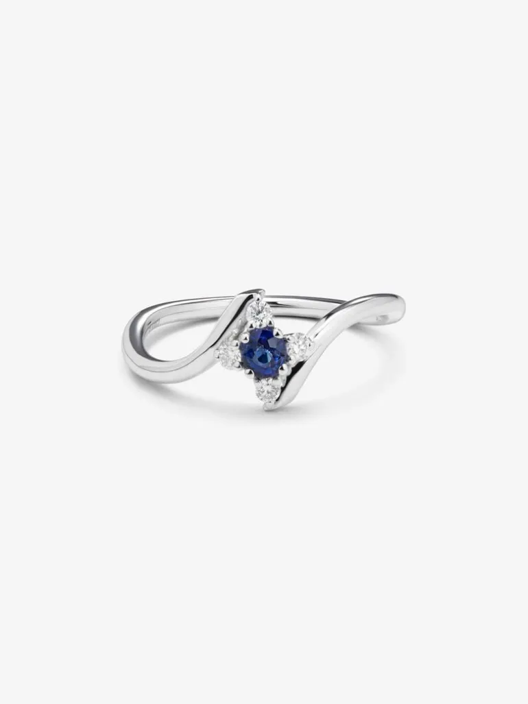 Anillo de oro blanco de 18K con zafiro azul en talla brillante de 0,15 y 4 diamantes en talla brillante con un total de 0,08 cts