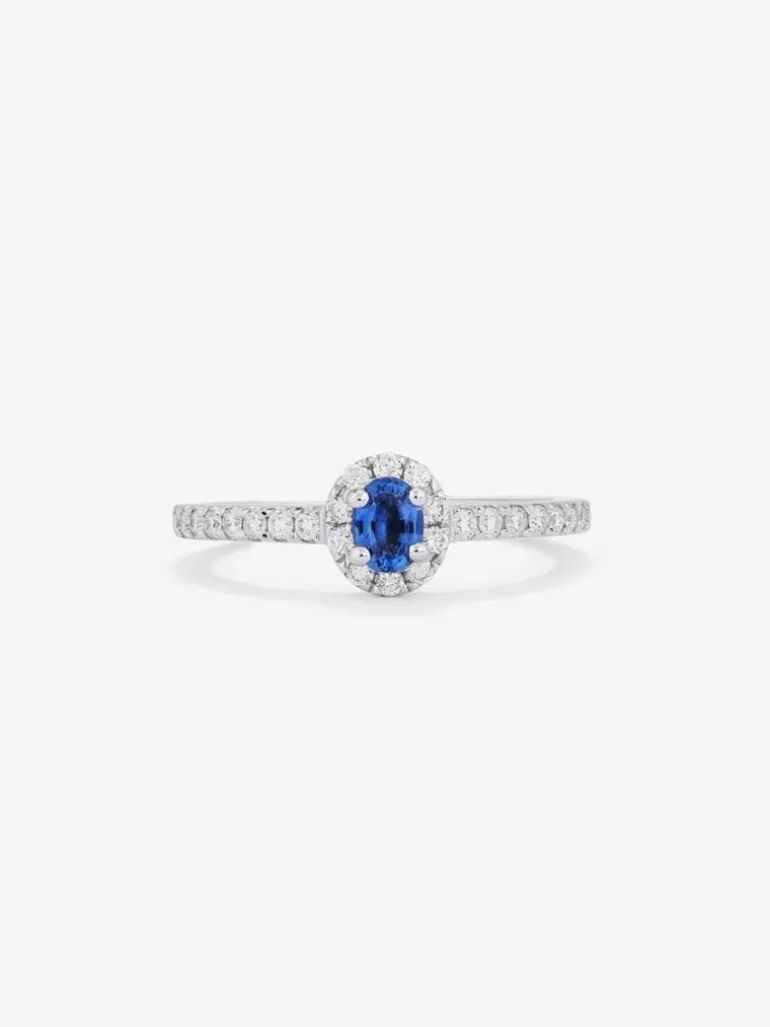 Anillo de oro blanco de 18K con zafiro azul en talla oval de 0,31 cts y 26 diamantes en talla brillante con un total de 0,216cts
