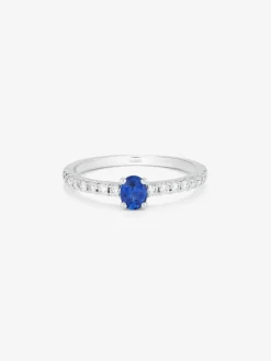 Anillo de oro blanco de 18K con zafiro azul en talla oval de 0,3 cts y brazo de 16 diamantes en talla brillante con un total de 0,2 cts