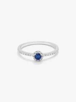 Anillo de oro blanco de 18K con zafiro azul en talla brillante de 0,15 cts y orla y brazo de 28 diamantes en talla brillante con un total de 0,2 cts